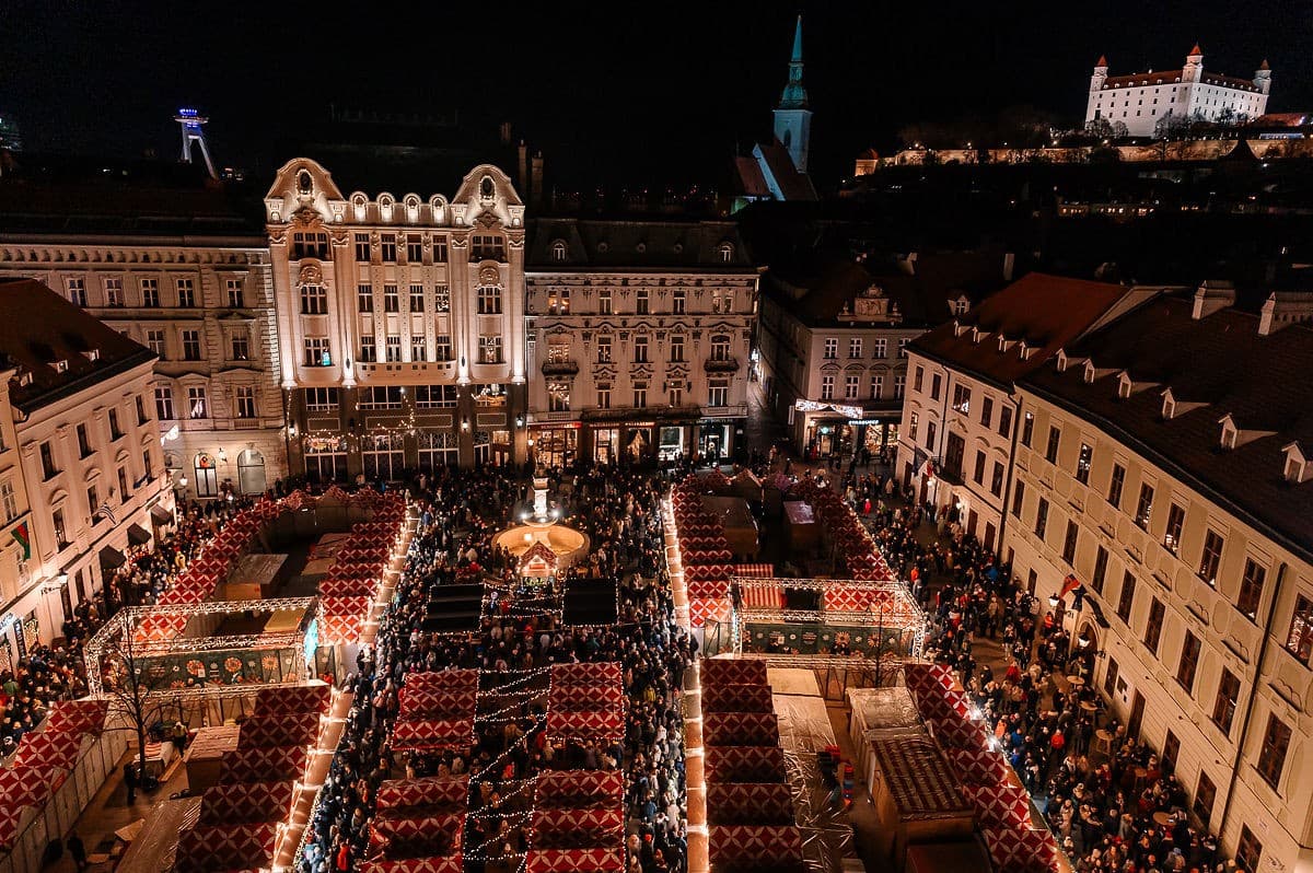 Vianočné trhy Bratislava 2025/2026: program, lokality, otváracie hodiny a praktické tipy